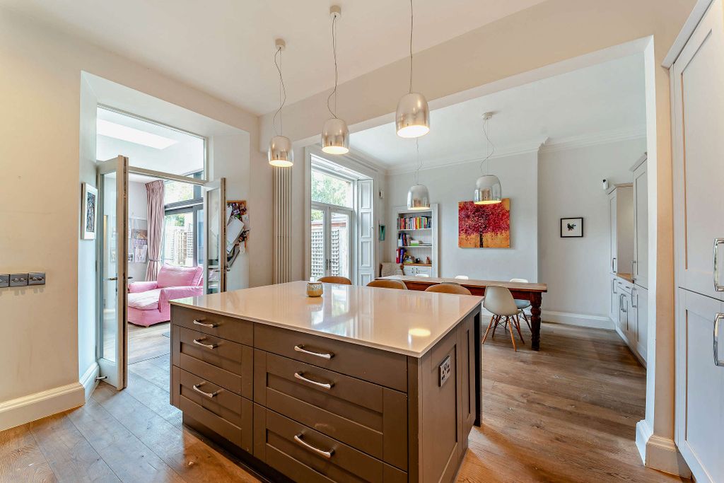 Property photo 2 of 27 Bright Kitchen/Diner