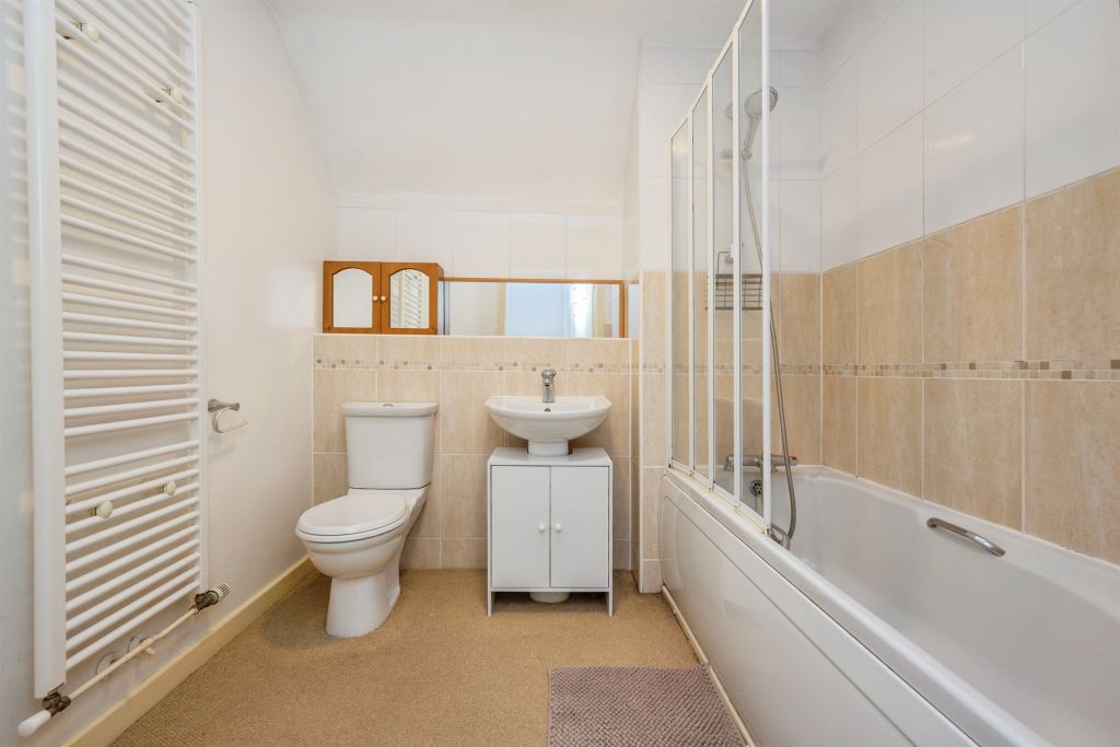 Property photo 3 of 14 Bathroom: