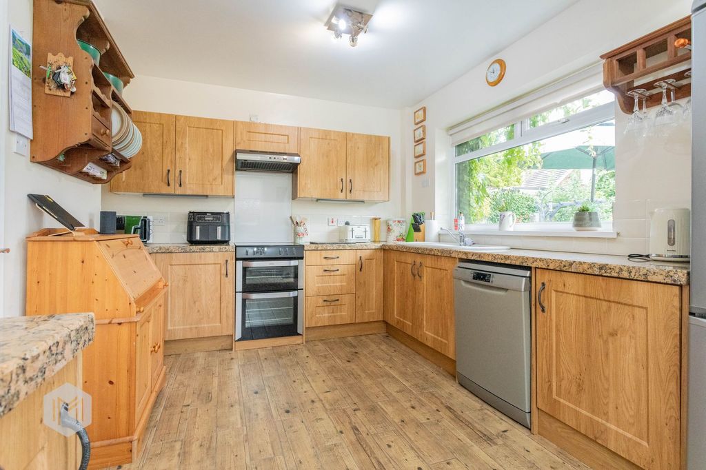Property photo 3 of 32