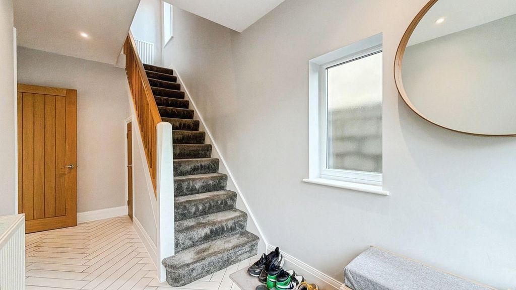 Property photo 3 of 25 Pbox-Img.Jpg