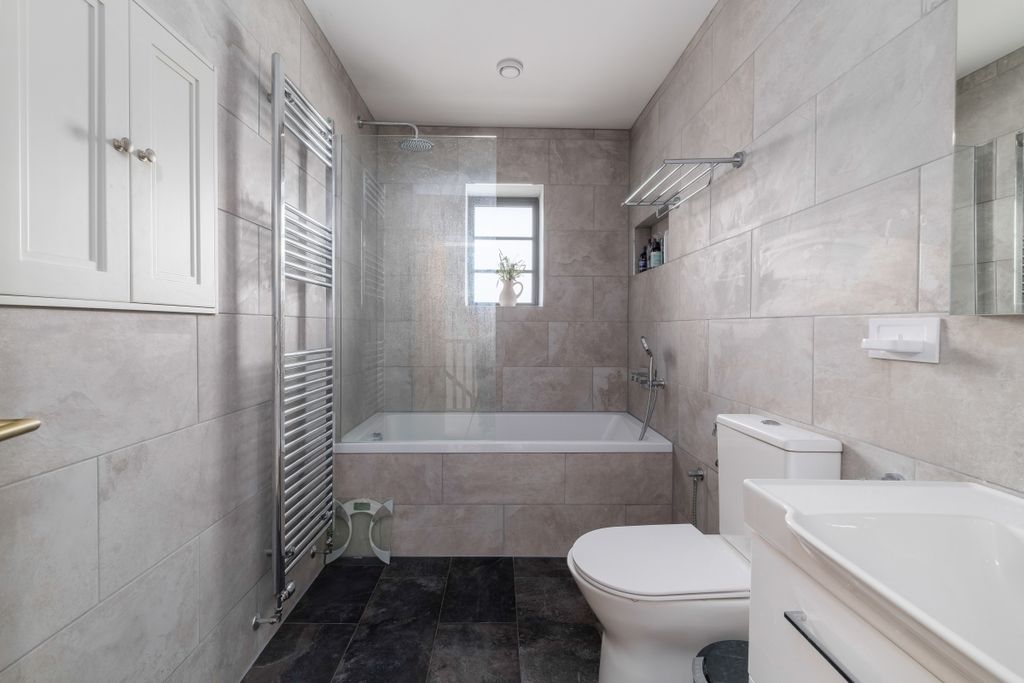 Additional image 13 of 4 bed flat to rentElmstead Glade, Chislehurst BR7