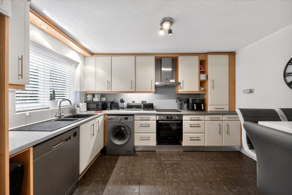 Property photo 3 of 17 Kitchen/Breakfast