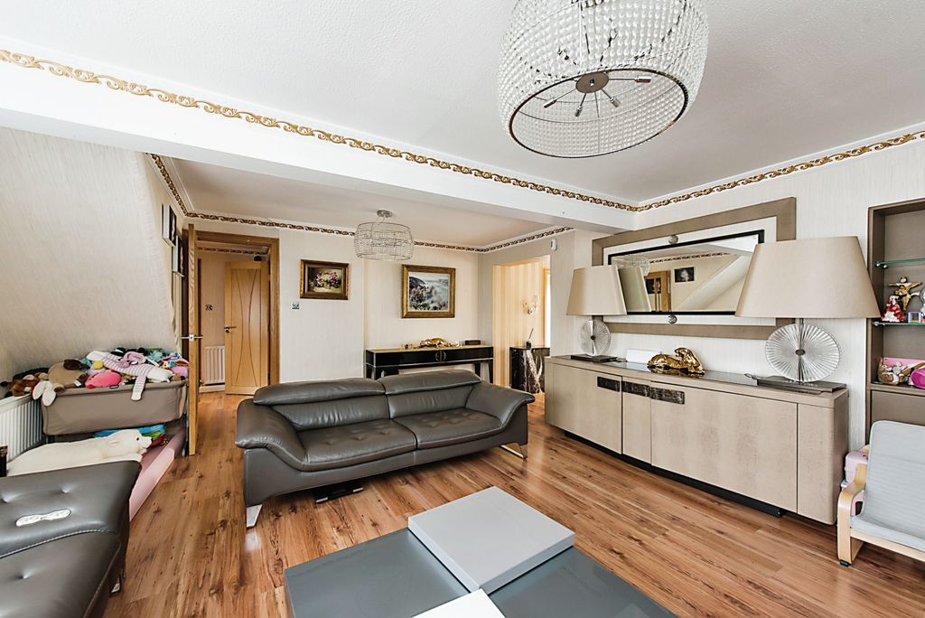 Property photo 3 of 15 Lounge