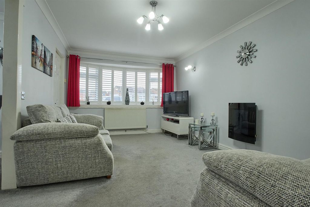 Property photo 3 of 12 Lounge