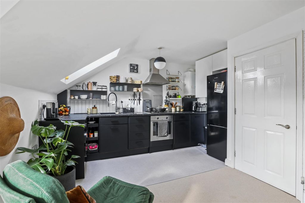 Property photo 1 of 10 Kitchen