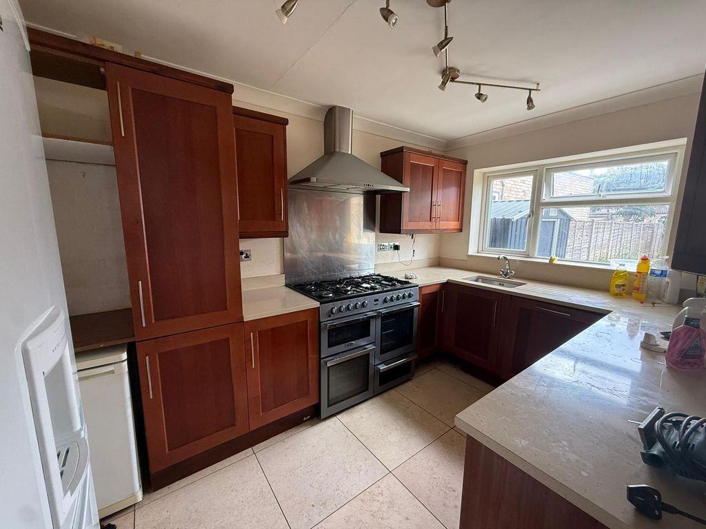Property photo 1 of 11 5 Bedroom Semi-Detached House To Rent Coleridge Crescent, Colnbrook, Slough, Sl3 0Py