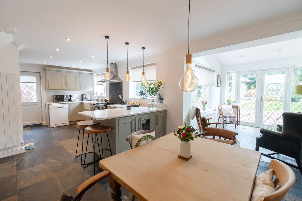 Property photo 2 of 31