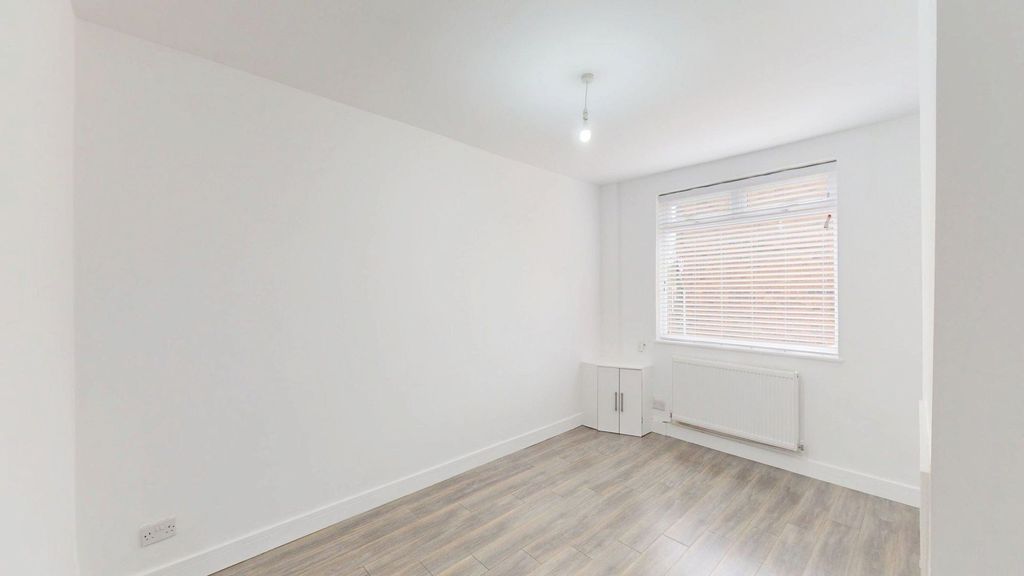 Property photo 3 of 12 Lounge