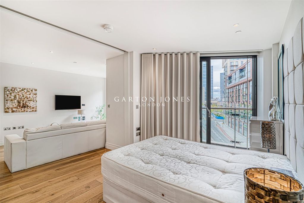 Property photo 3 of 17 Bedroom