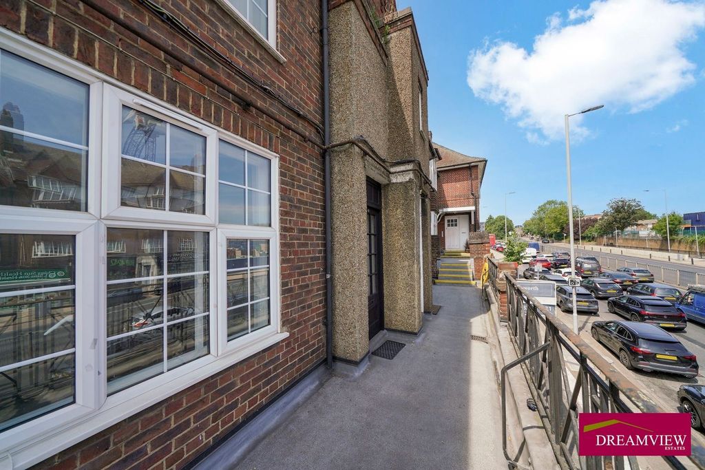 Property photo 1 of 15 2 Bed Flat To Rent Parade Mansions, Hendon Nw4