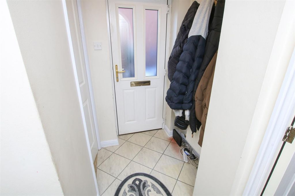 Property photo 2 of 17 Entrance Hall