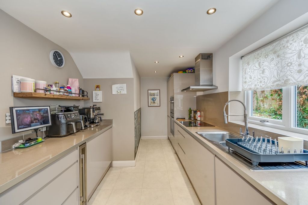 Property photo 2 of 34