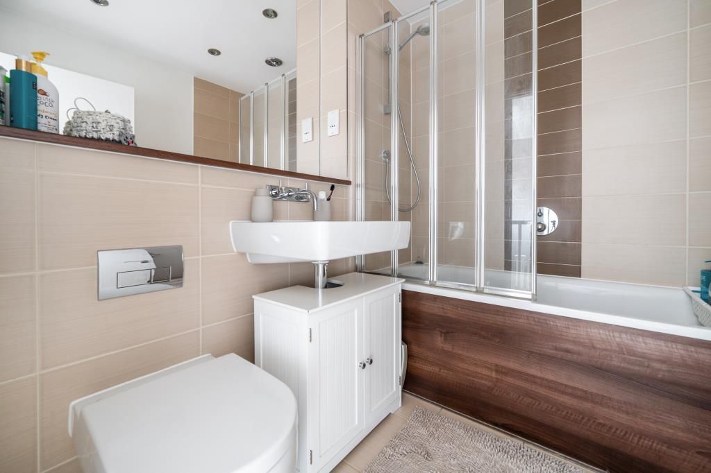 Property photo 3 of 18 Bathroom