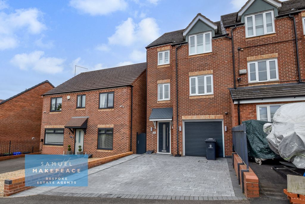 Property photo 1 of 29 Immaculate Three Storey Four Bedroom Semi-Detached Property With Show Home Interior