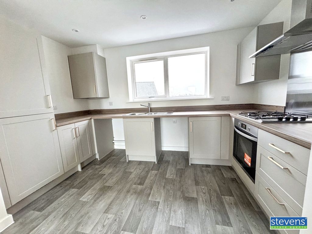 Property photo 3 of 11 Image00026