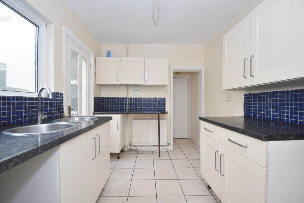 Property photo 2 of 11 Kitchen