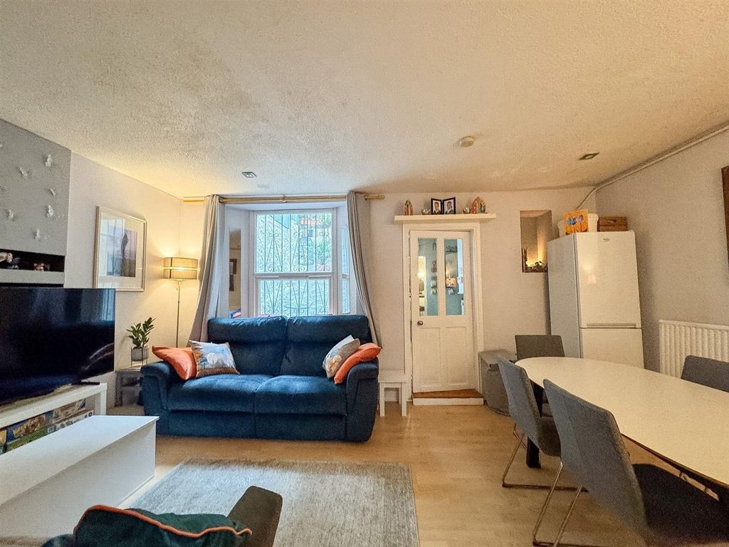 Property photo 2 of 20 Lounge