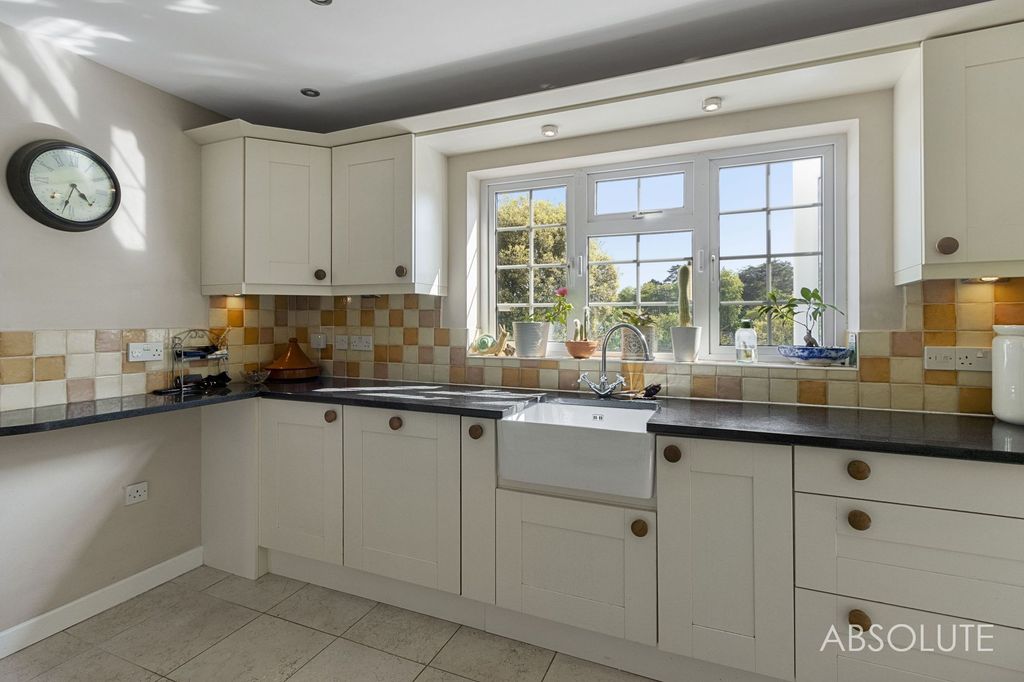 Property photo 3 of 31