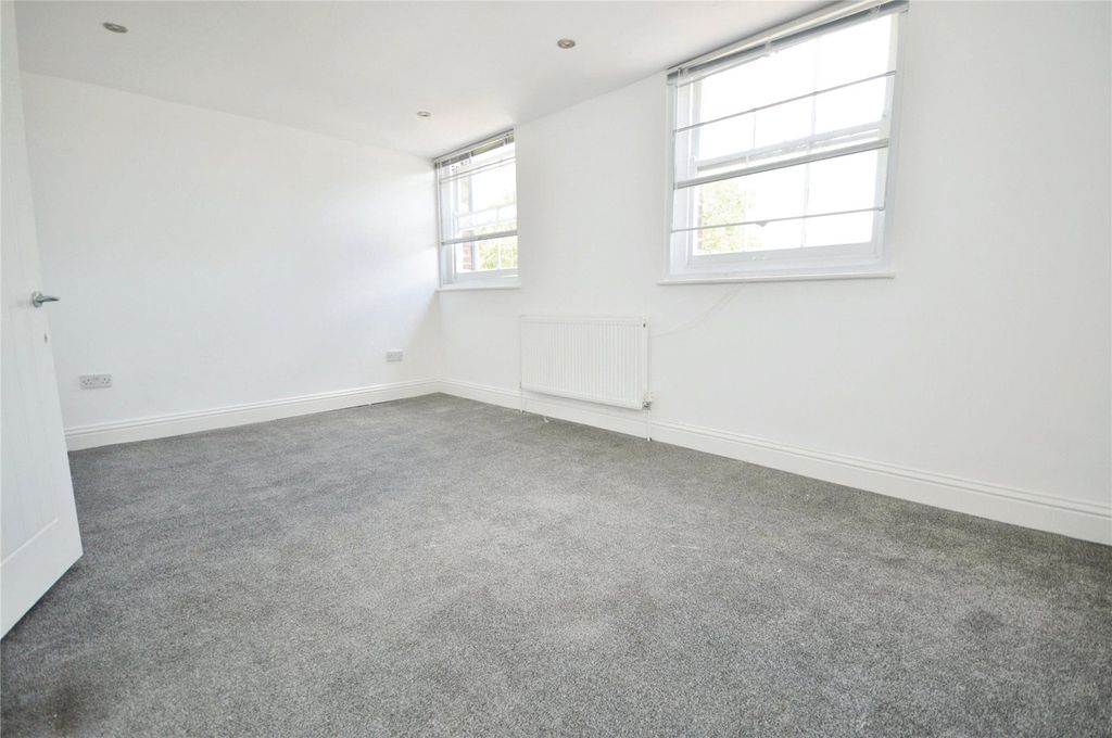 Property photo 3 of 8 Picture No. 12