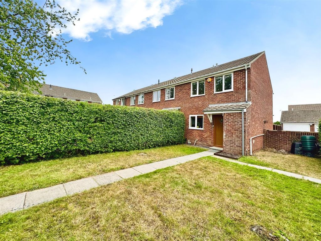 Property photo 1 of 13 15 Holly Close