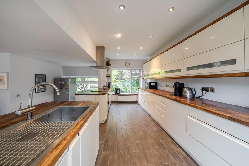 Property photo 3 of 32 Abbots Lane