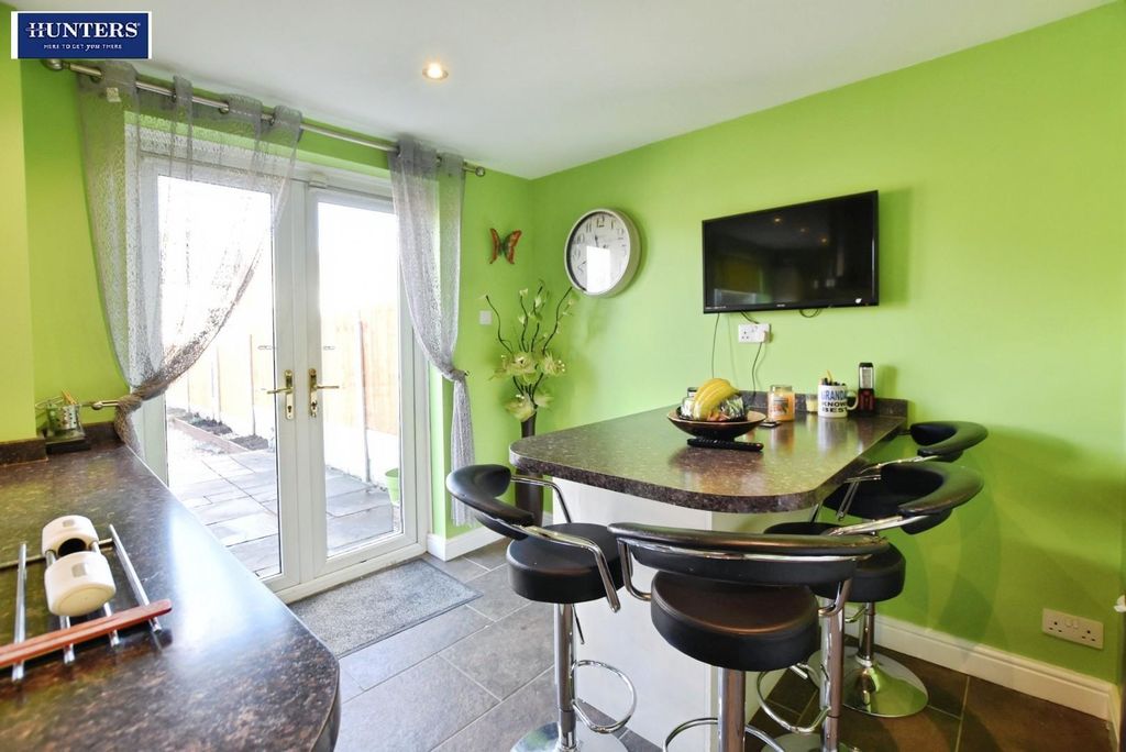 Property photo 3 of 19 Kitchen