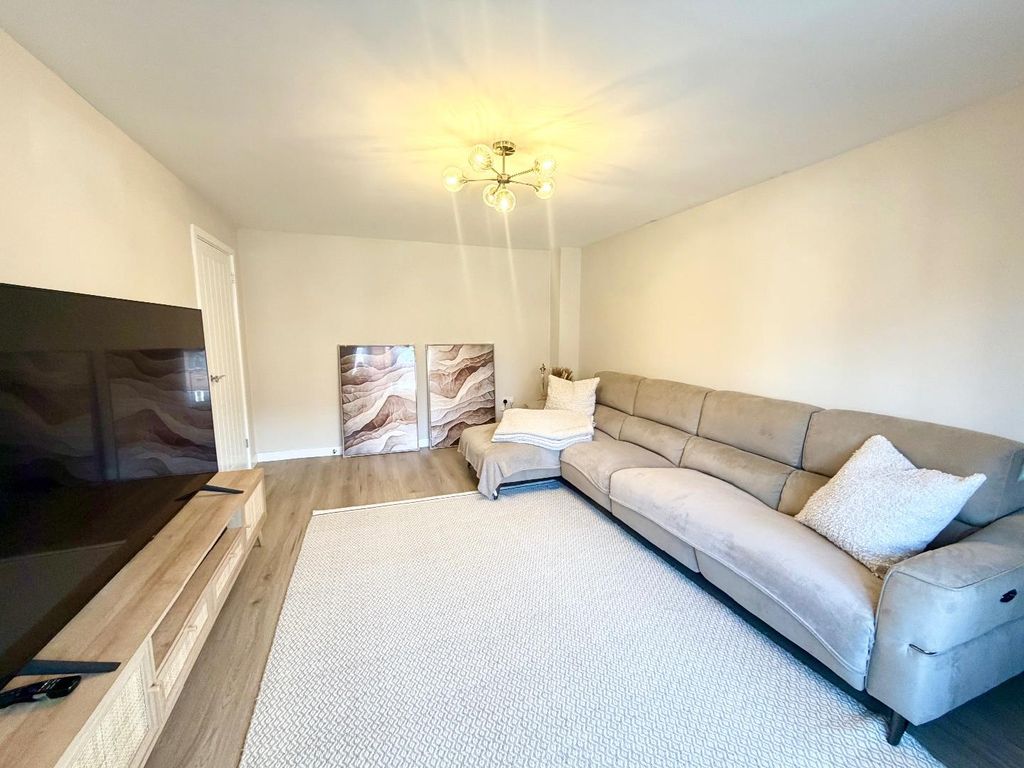 Property photo 3 of 19 Lounge