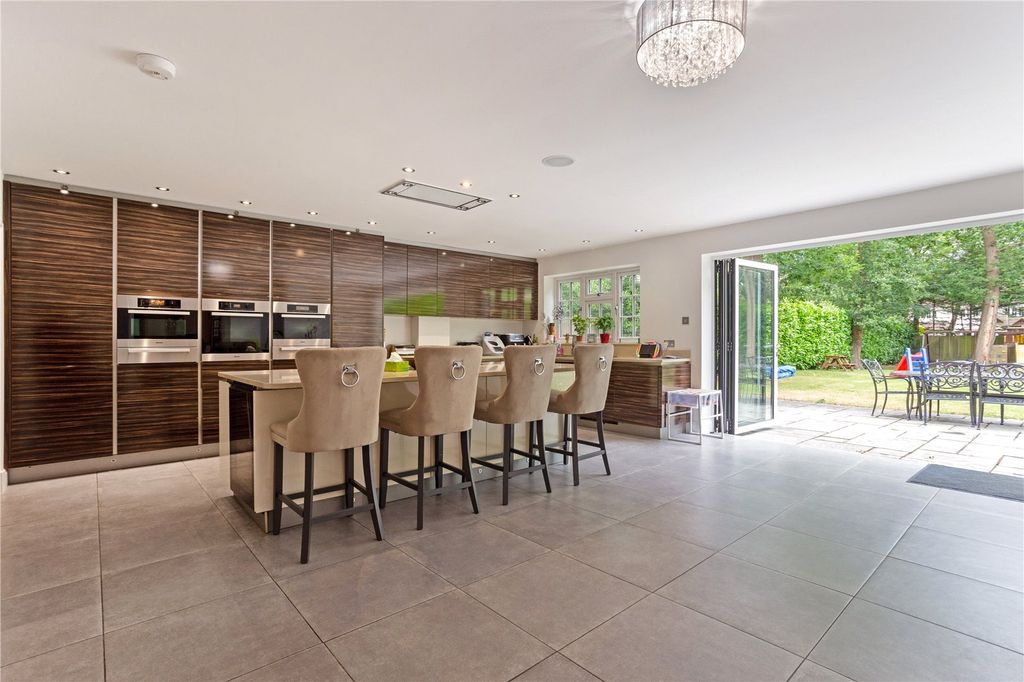 Property photo 2 of 14 Kitchen/Breakfast