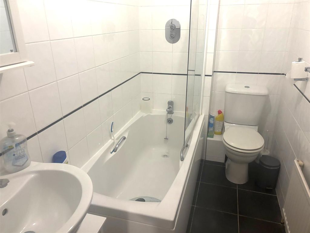 Property photo 1 of 12 4336 Bathroom.Jpeg