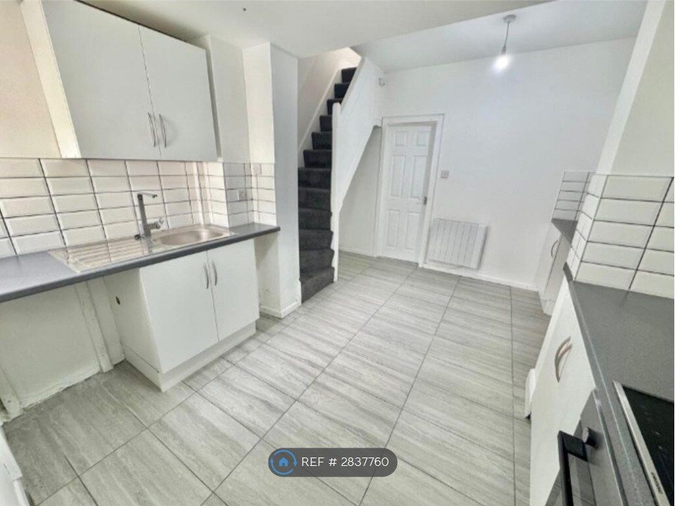 Property photo 2 of 7 Kitchen