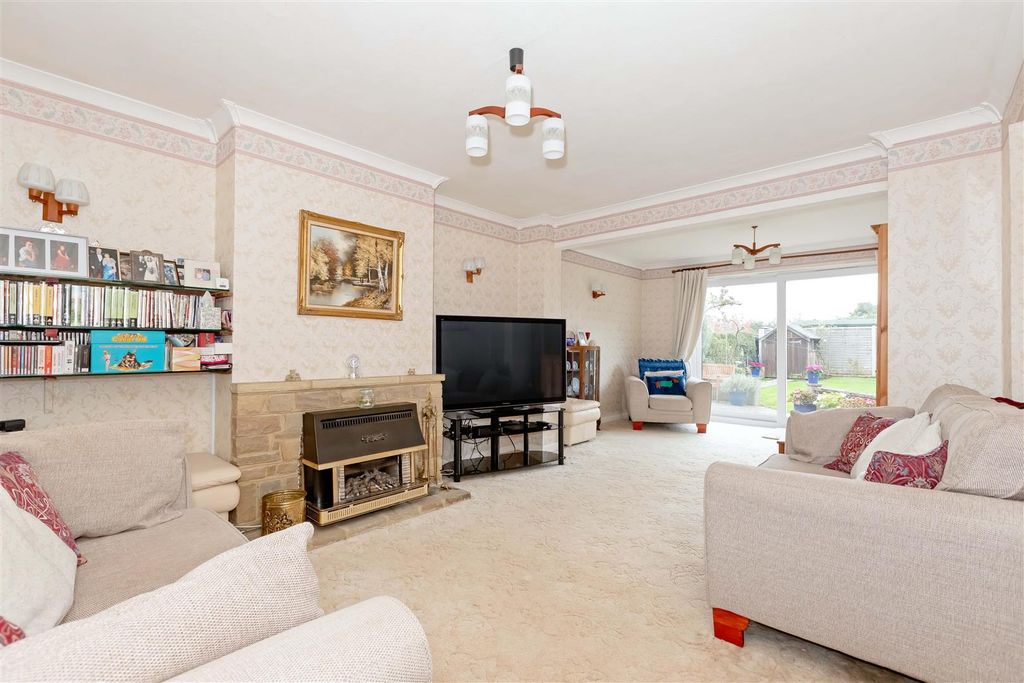 Property photo 2 of 19 13 Nelson Rd_21.Jpg