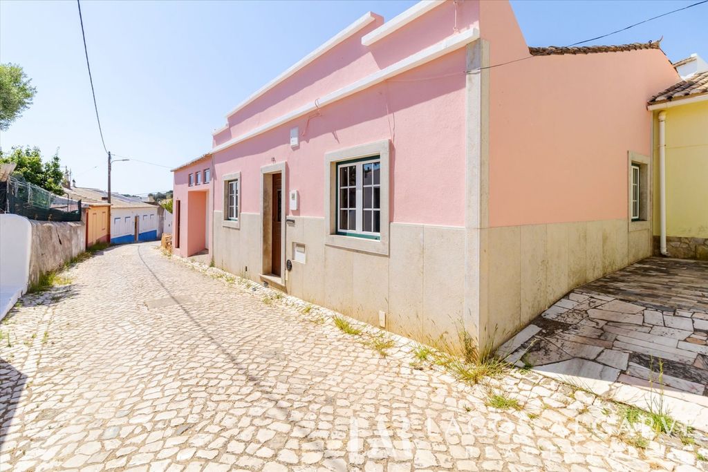 Property photo 1 of 34 Traditional 3-Bedroom House In The Heart Of Barão De São João