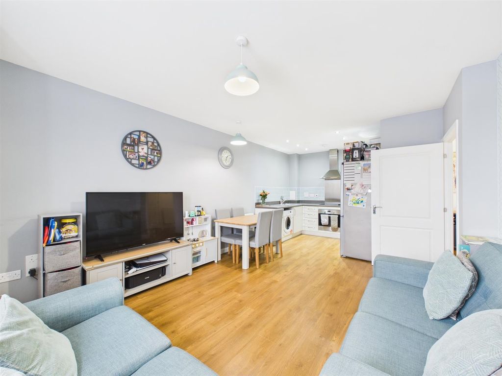 Property photo 2 of 15 Cam02885G0-Pr0575-Still015.Jpg