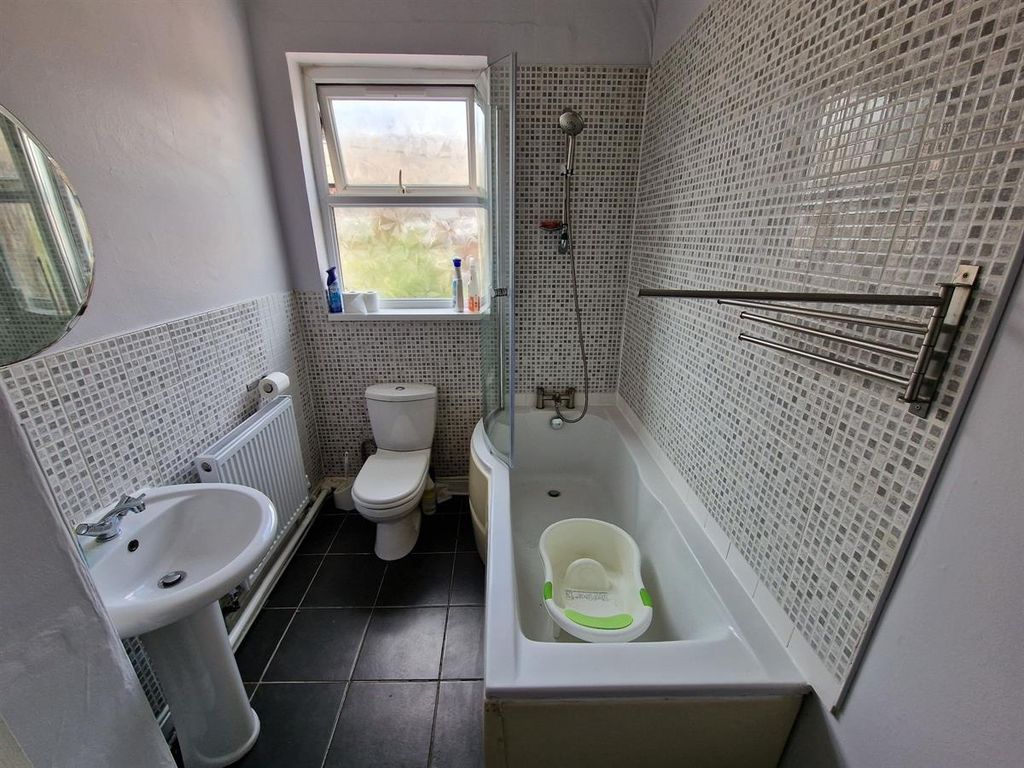 Property photo 2 of 7 A Clean And Modern Bathroom Featuring A Full Bath ...
