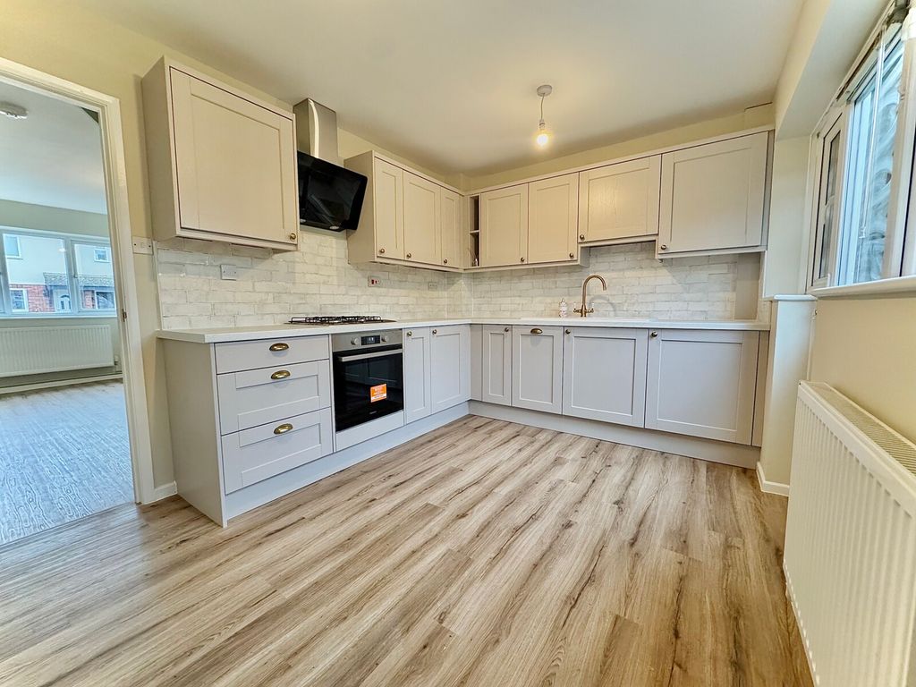 Property photo 3 of 8 Kitchen