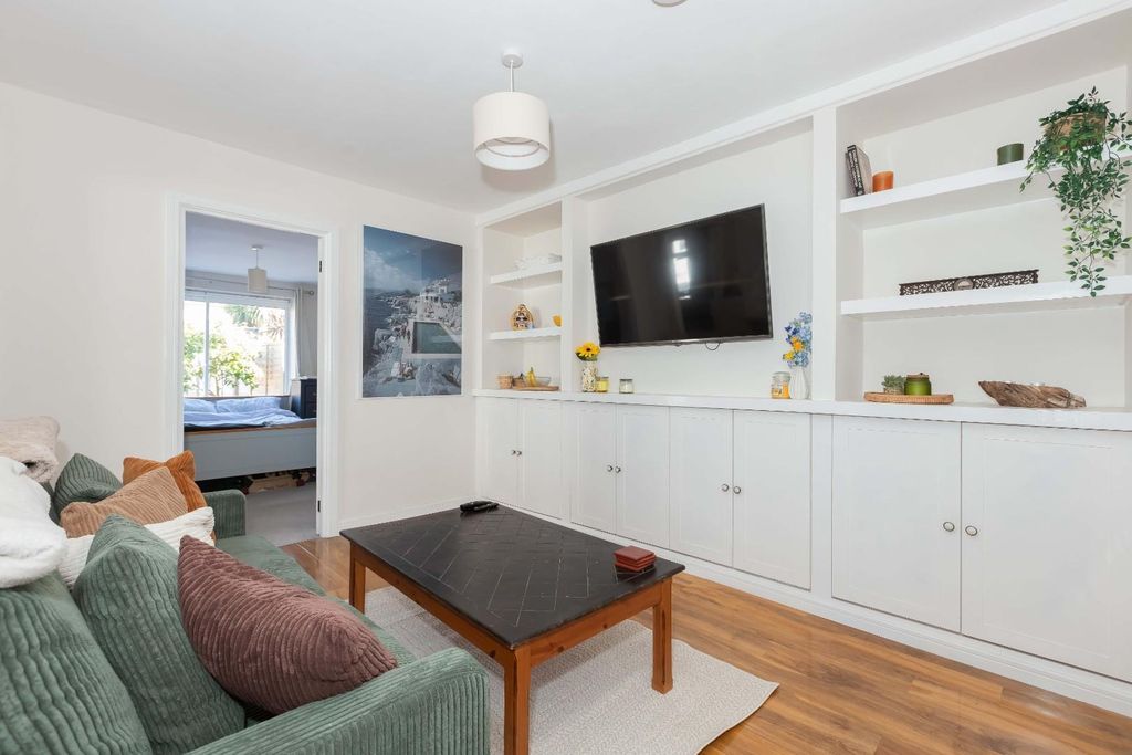 Property photo 3 of 15 Buci Crescent_4.Jpg