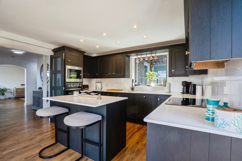 Property photo 3 of 36 Pbox-Img.Jpg