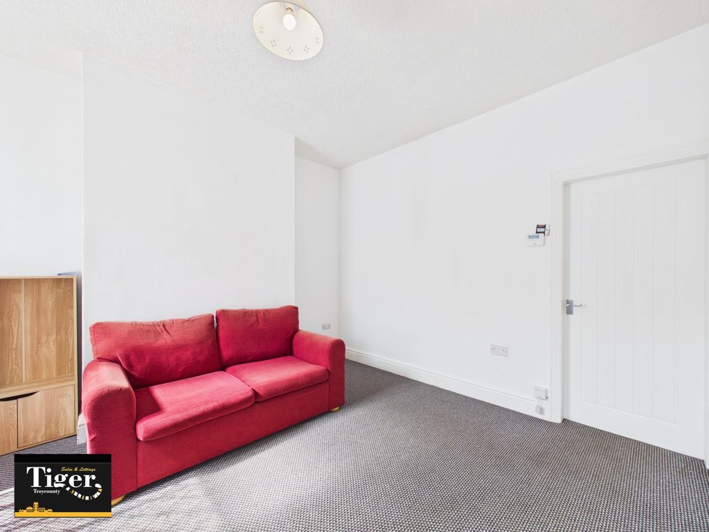 Property photo 3 of 11 Cam03440G0-Pr0623-Still002
