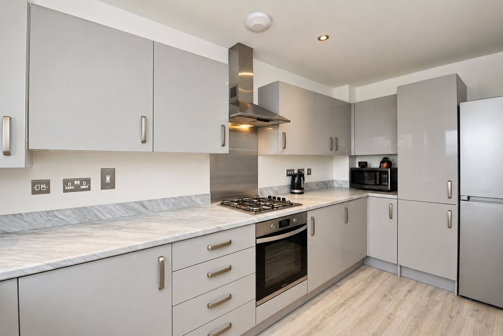 Property photo 3 of 13 Fitted Kitchen