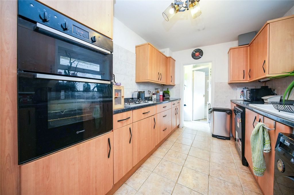 Property photo 3 of 11 Kitchen