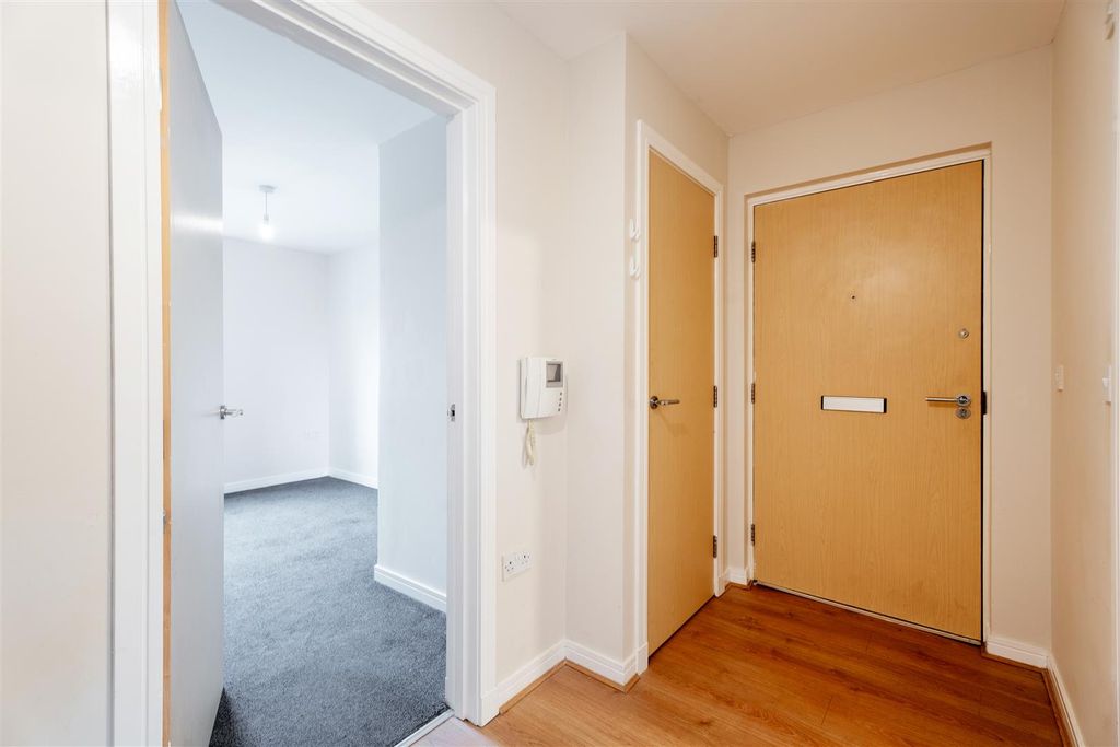 Property photo 3 of 15 Entrance-09.Jpg