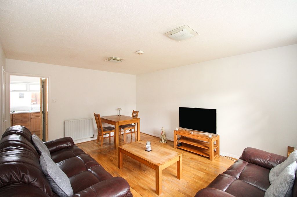 Property photo 2 of 11 Lounge