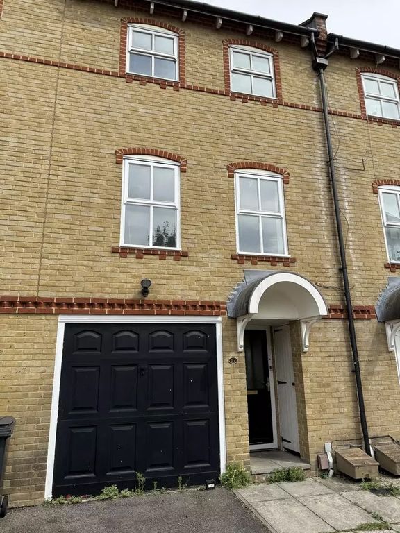 Property photo 3 of 13 Charming Terraced House With Classic Brick Facade...