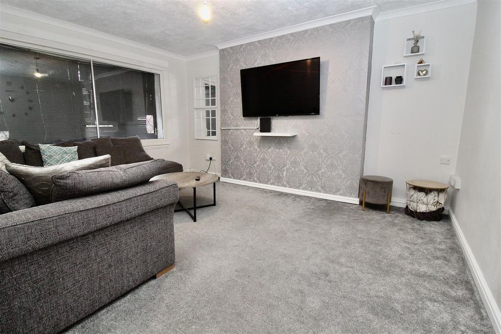 Property photo 3 of 24 Lounge