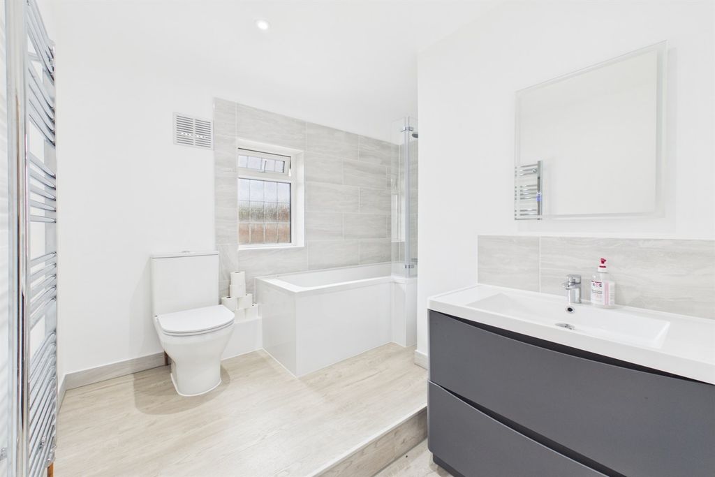 Property photo 3 of 19 Bathroom