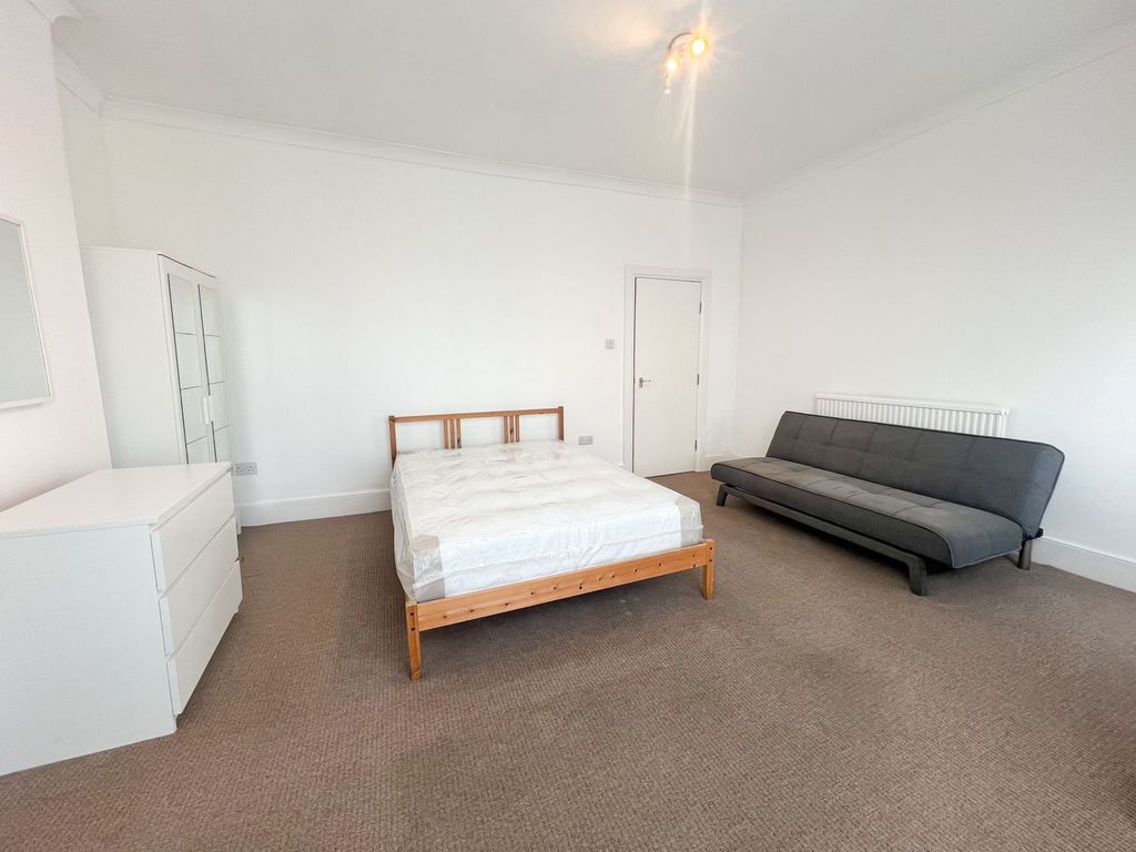 Property photo 3 of 6 High Rd Leytonstone E11