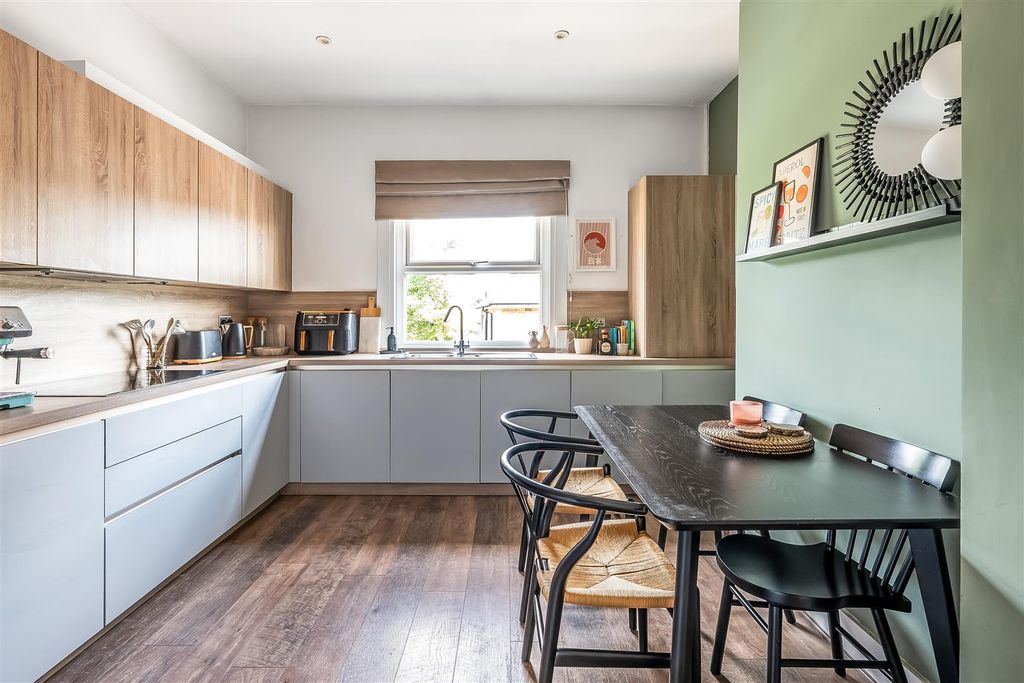 Property photo 3 of 15 Flat-3-127-Barnett-Place-28.Jpg
