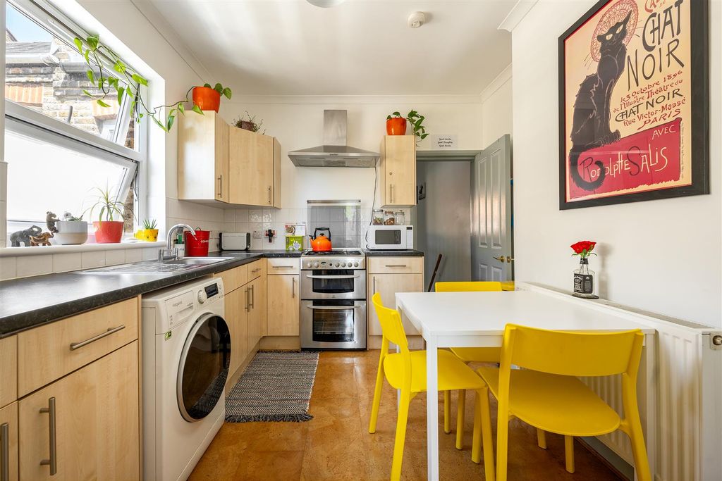 Property photo 3 of 18 Carr Road, E17
