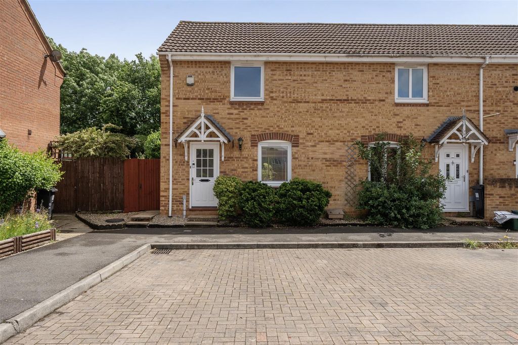 Property photo 1 of 18 Front Garden