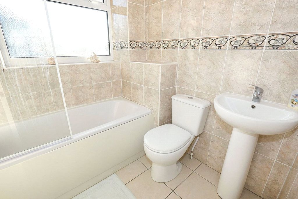 Property photo 3 of 8 Bathroom W/C